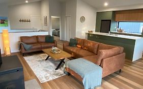 Jindabyne House 2, Modern 3 Bedroom Home, Lake & Mountain Views With Fireplace